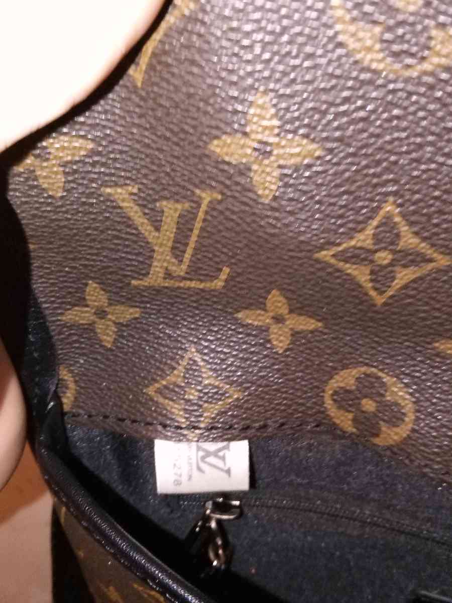 louis Vuitton cross body bag - Cleveland, Alabama - FleaMarketBay