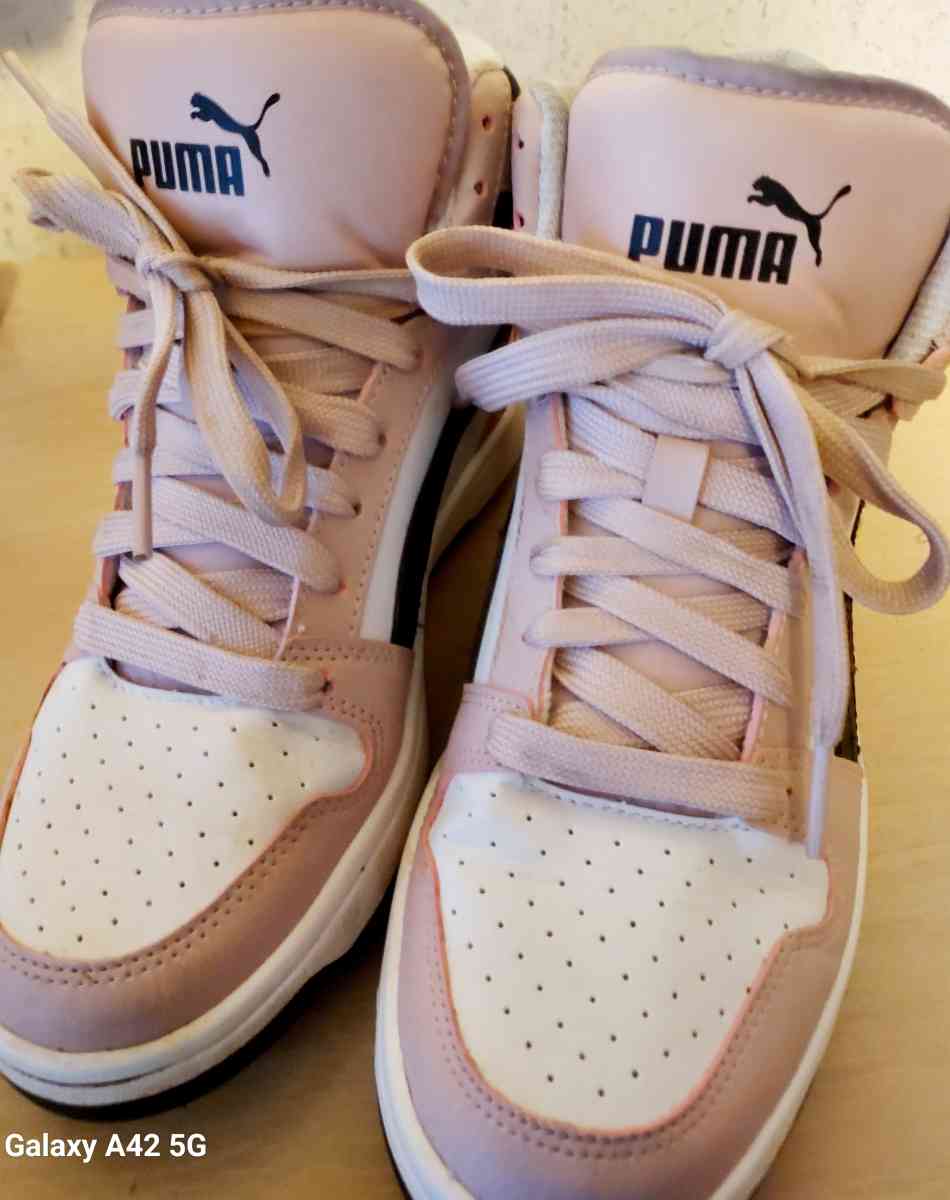 Womens Pumas size 7 - Anderson, South Carolina - FleaMarketBay