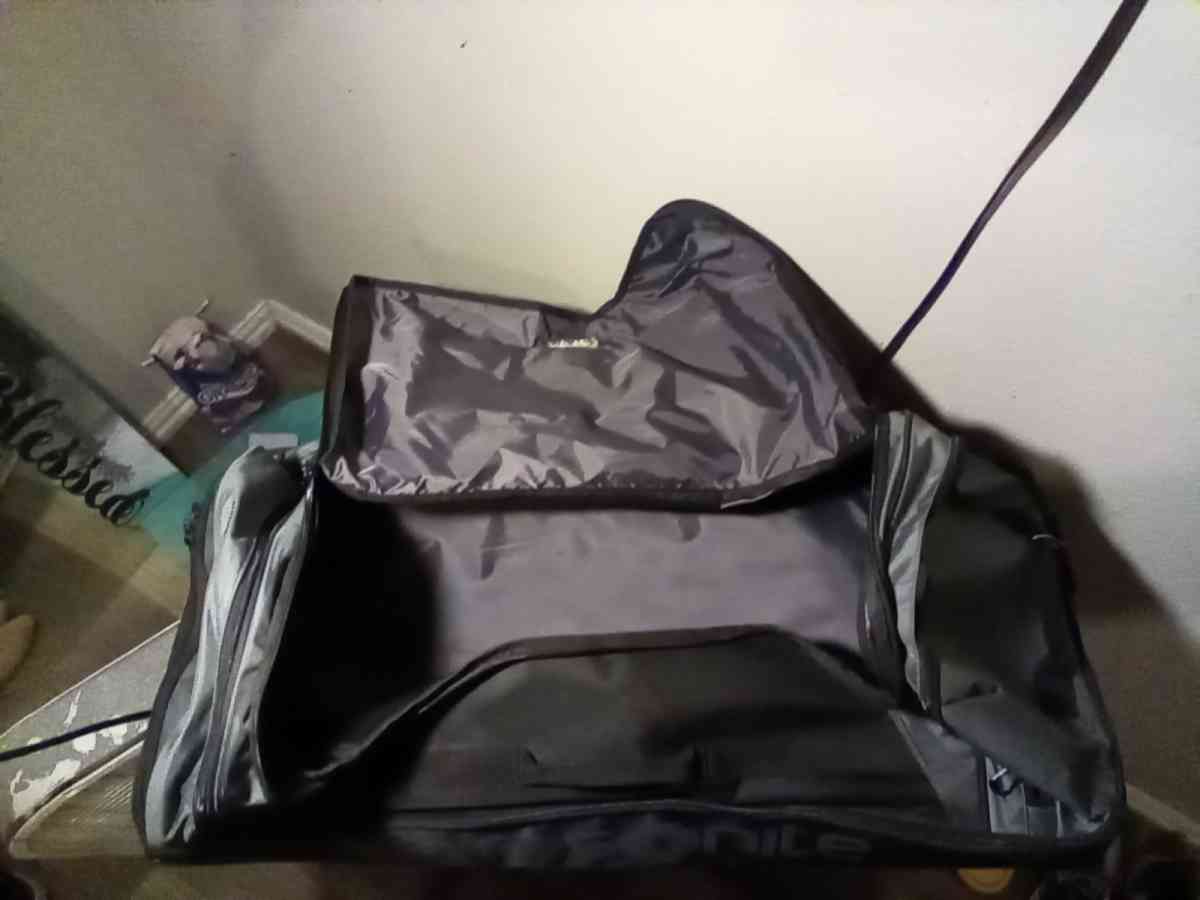 Samsonite NEW 2 Compartment Wheeled Duffle Bag - Dallas, Texas - FleaMarketBay