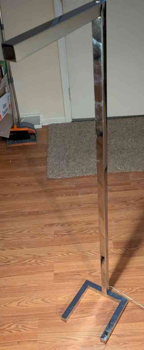 Milan 52in standing floor lamp - Richfield, Ohio - FleaMarketBay