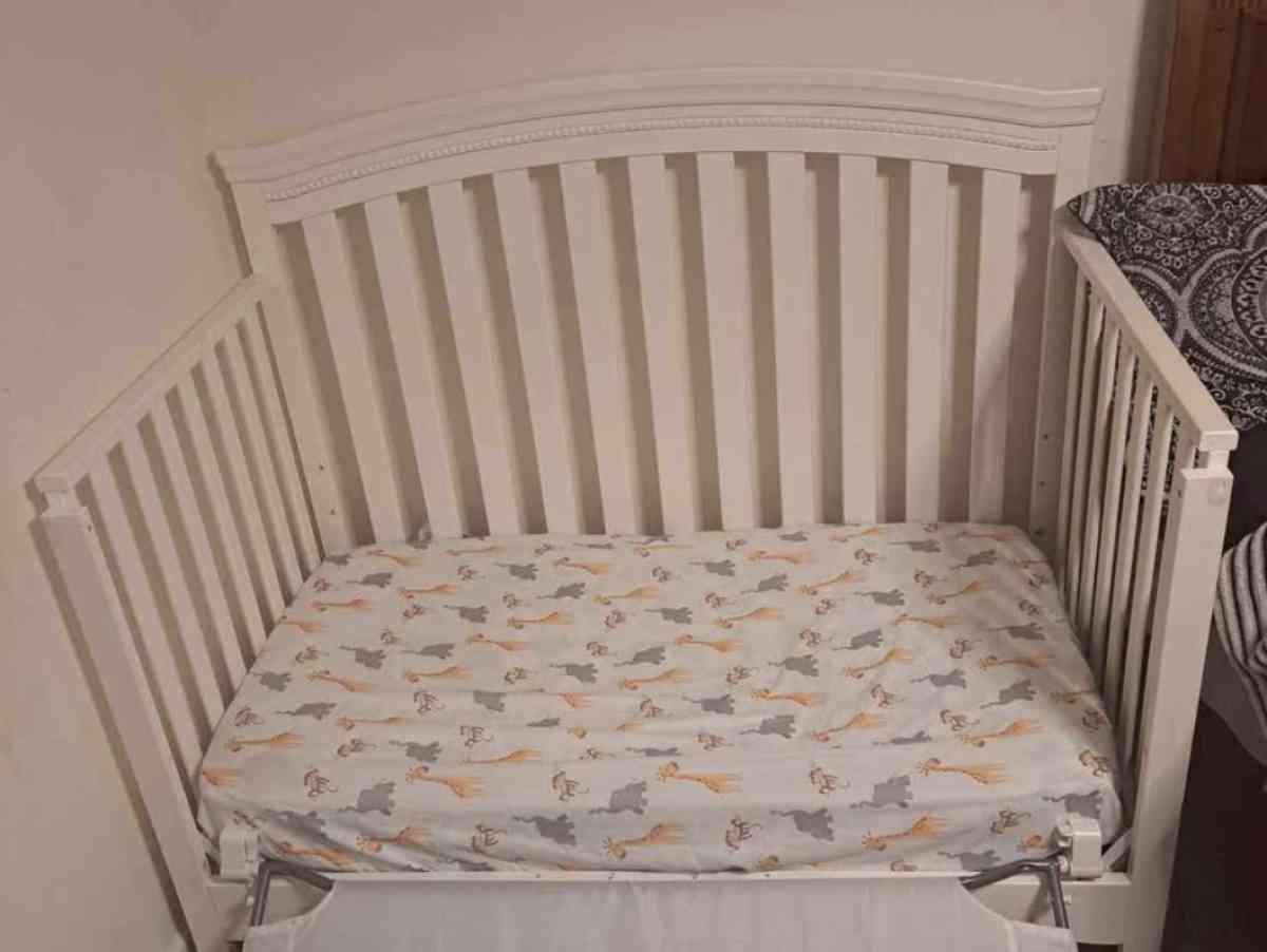 4 in 1 baby crib - Easley, South Carolina - FleaMarketBay