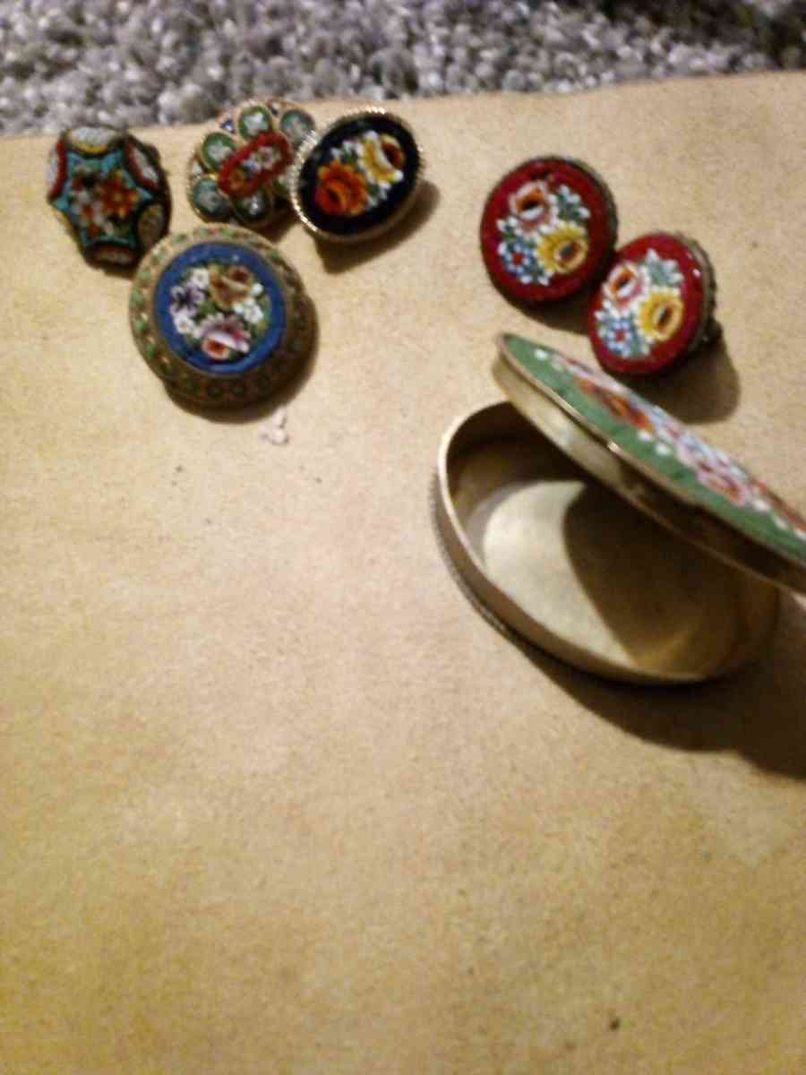 pill box2 inch with 3 brooches and a pair of clip on earring - Wilmington, Delaware - FleaMarketBay
