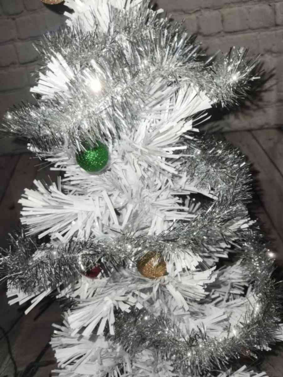 32 Inch White Fiber Christmas Tree And Lights - Kansas City, Missouri