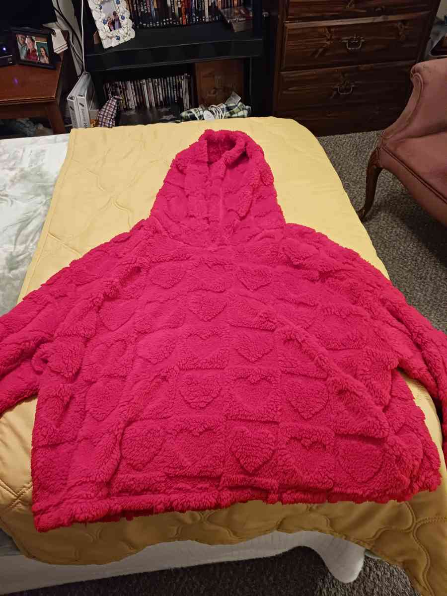 clothes n pj hookie - Porterville, California - FleaMarketBay