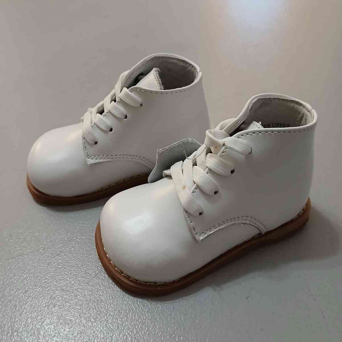 Cavoo Walker Baby Unisex white shoes size 3 - Indianapolis, Indiana - FleaMarketBay