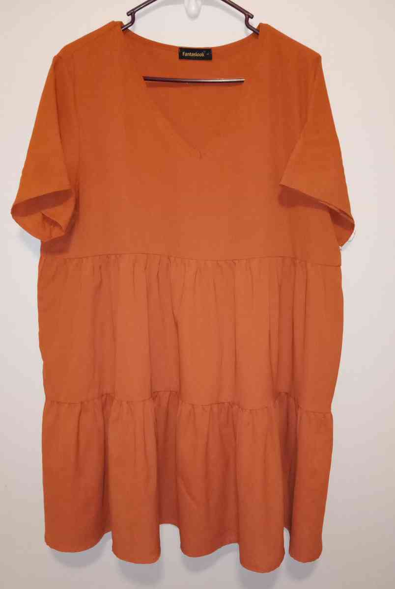 Ladies Short Sleeve V neck Brown pullover dressdress - Lithonia, Georgia - FleaMarketBay