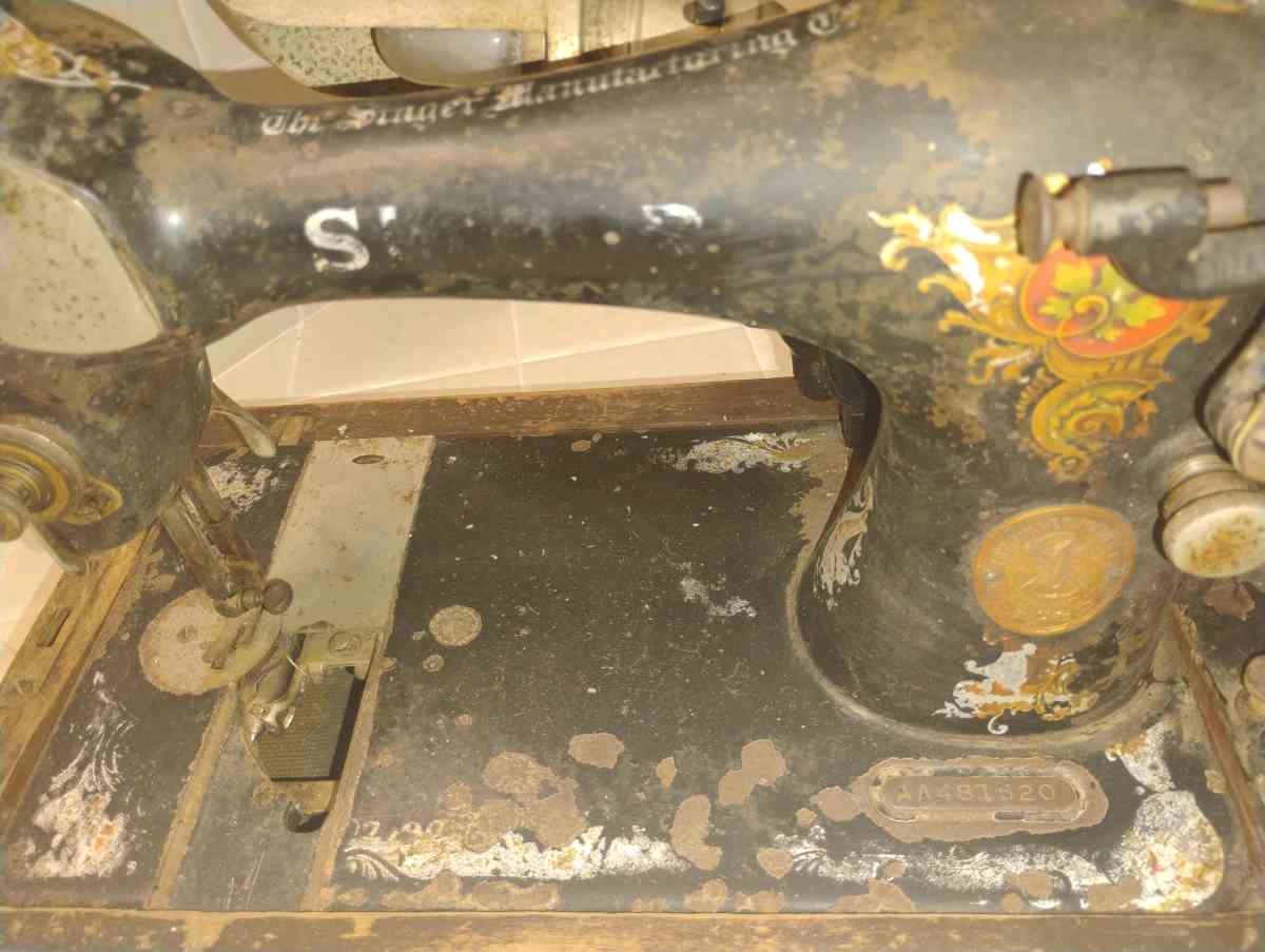SINGER Sewing machine from 1920s - Baytown, Texas - FleaMarketBay