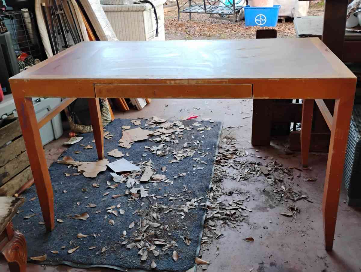Art Table Desk - Baytown, Texas - FleaMarketBay