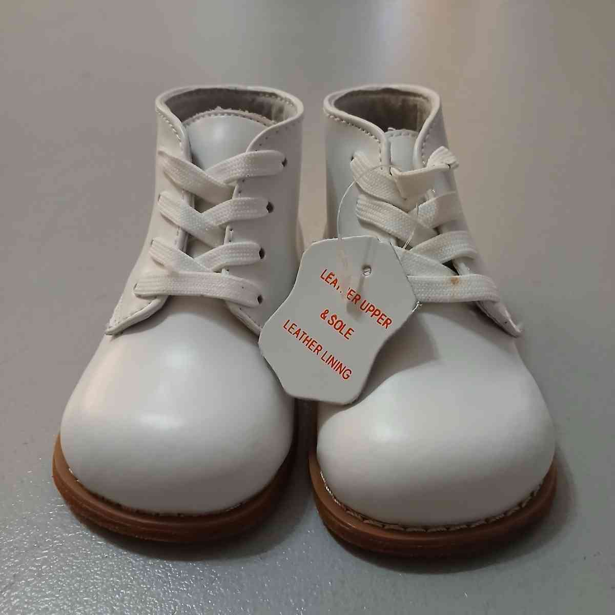 Cavoo Walker Baby Unisex white shoes size 3 - Indianapolis, Indiana - FleaMarketBay