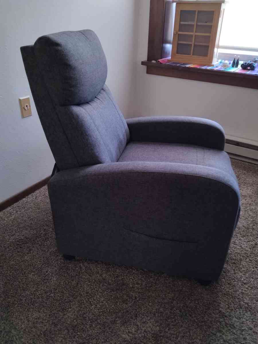 Gray Recliner - Valley City, North Dakota - FleaMarketBay
