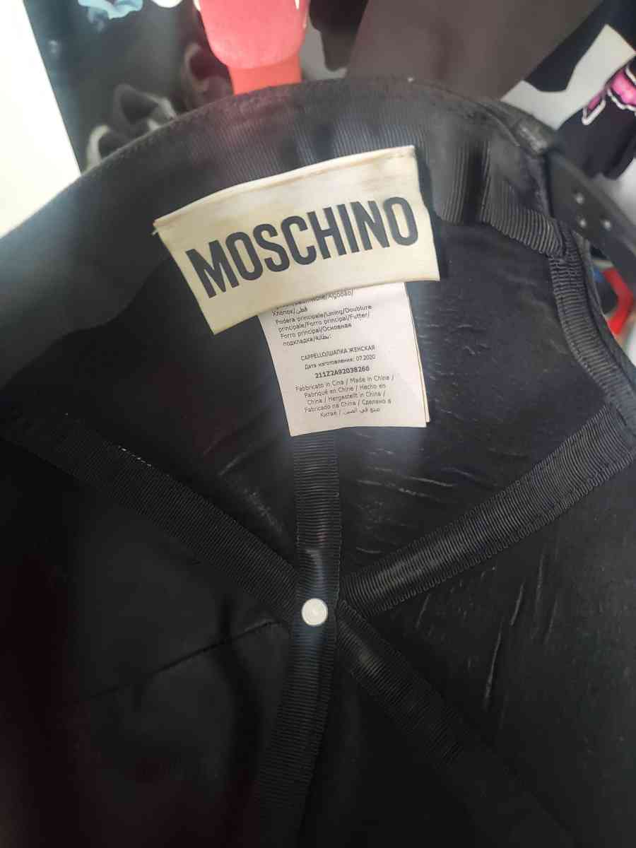 Moschino snapback - Chester, Virginia - FleaMarketBay