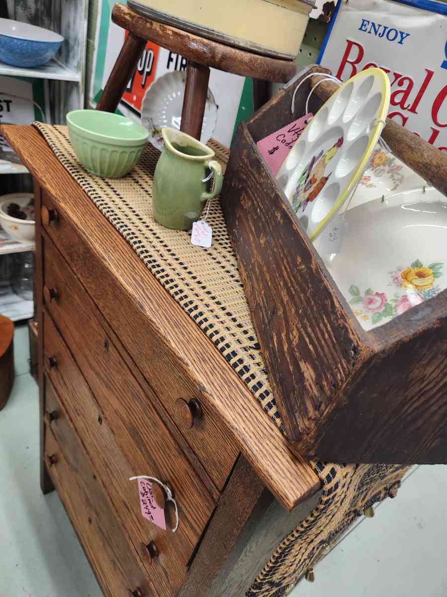 Vintage oak 5 drawer dresser or chest - Taylorsville, North Carolina - FleaMarketBay