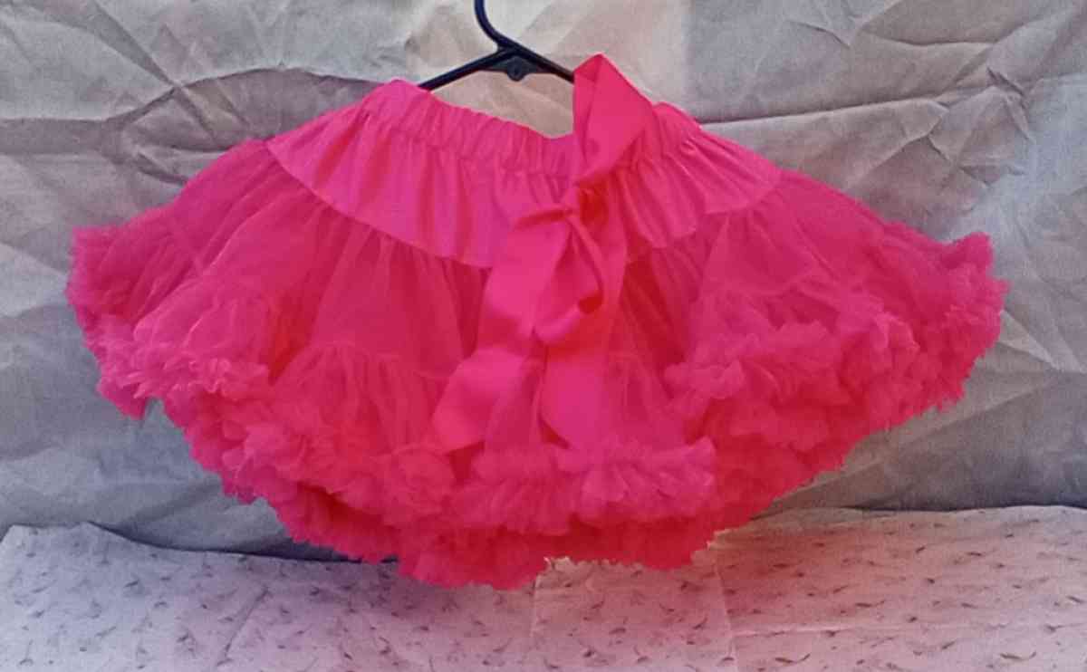 2 to 3yrs Hot Pink TuTu Pettiskirt EUC Button Cinchers - Dallas, Texas - FleaMarketBay