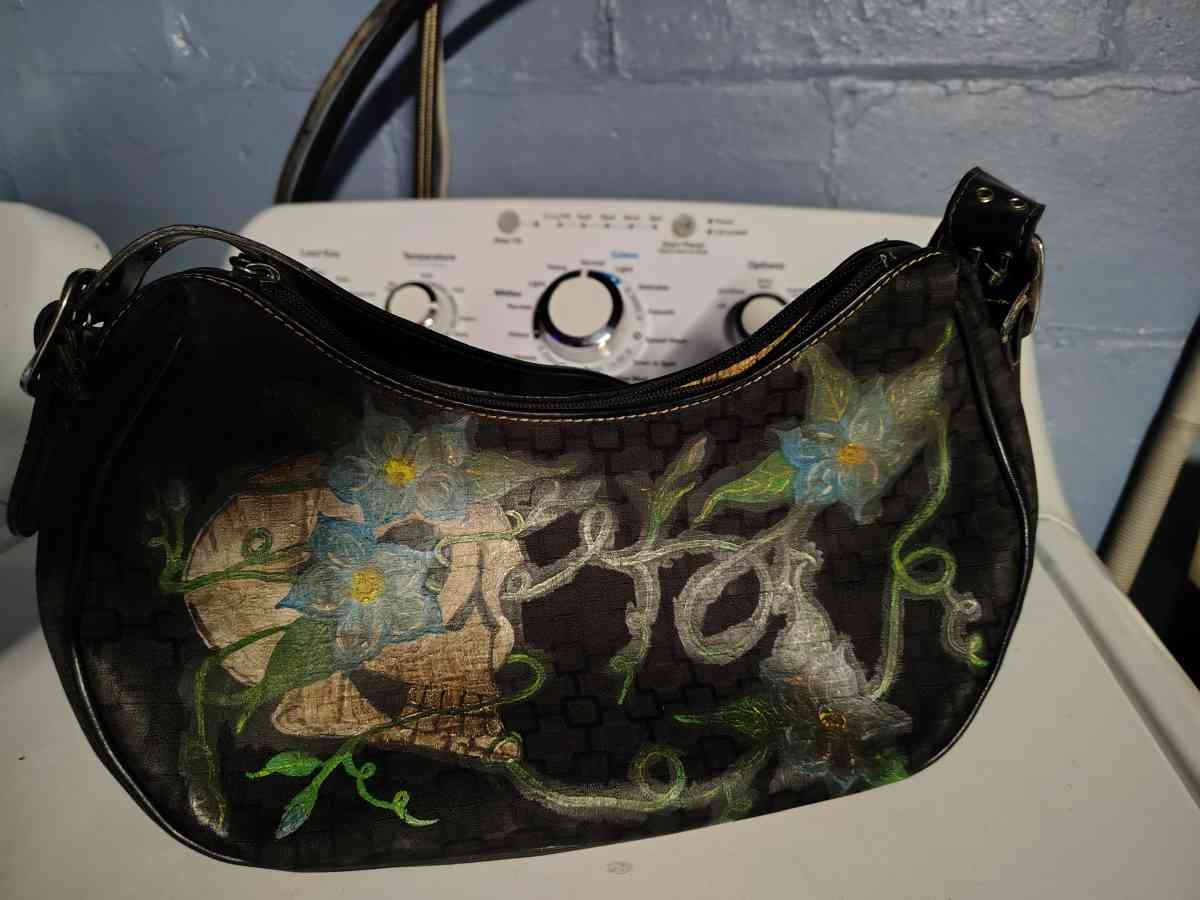 a black small purse Mine West - Alicia, Arkansas - FleaMarketBay