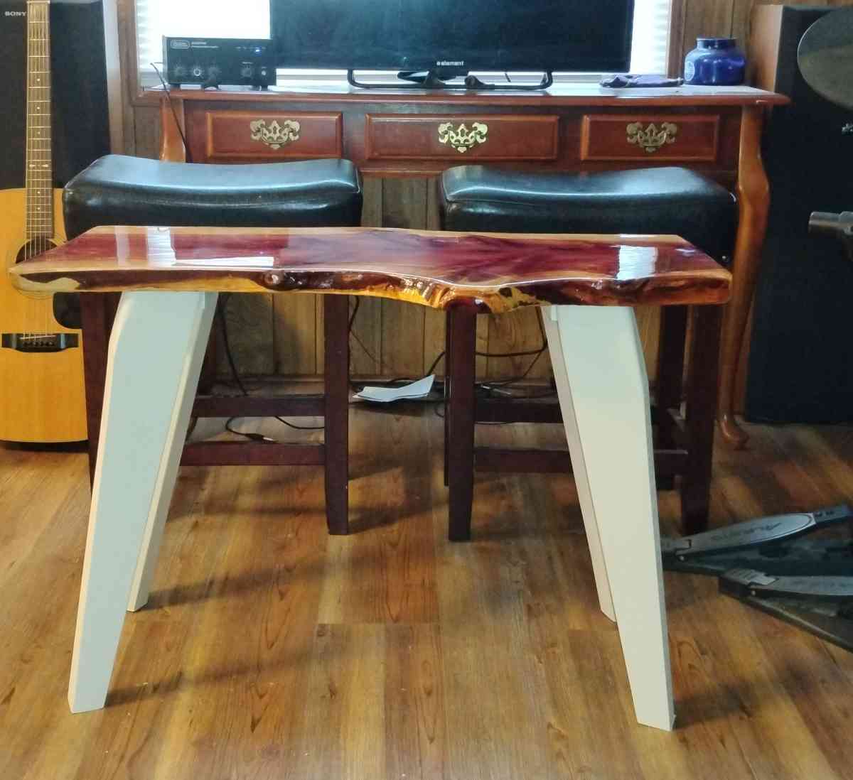 Red Cedar accent table - Valdosta, Georgia - FleaMarketBay
