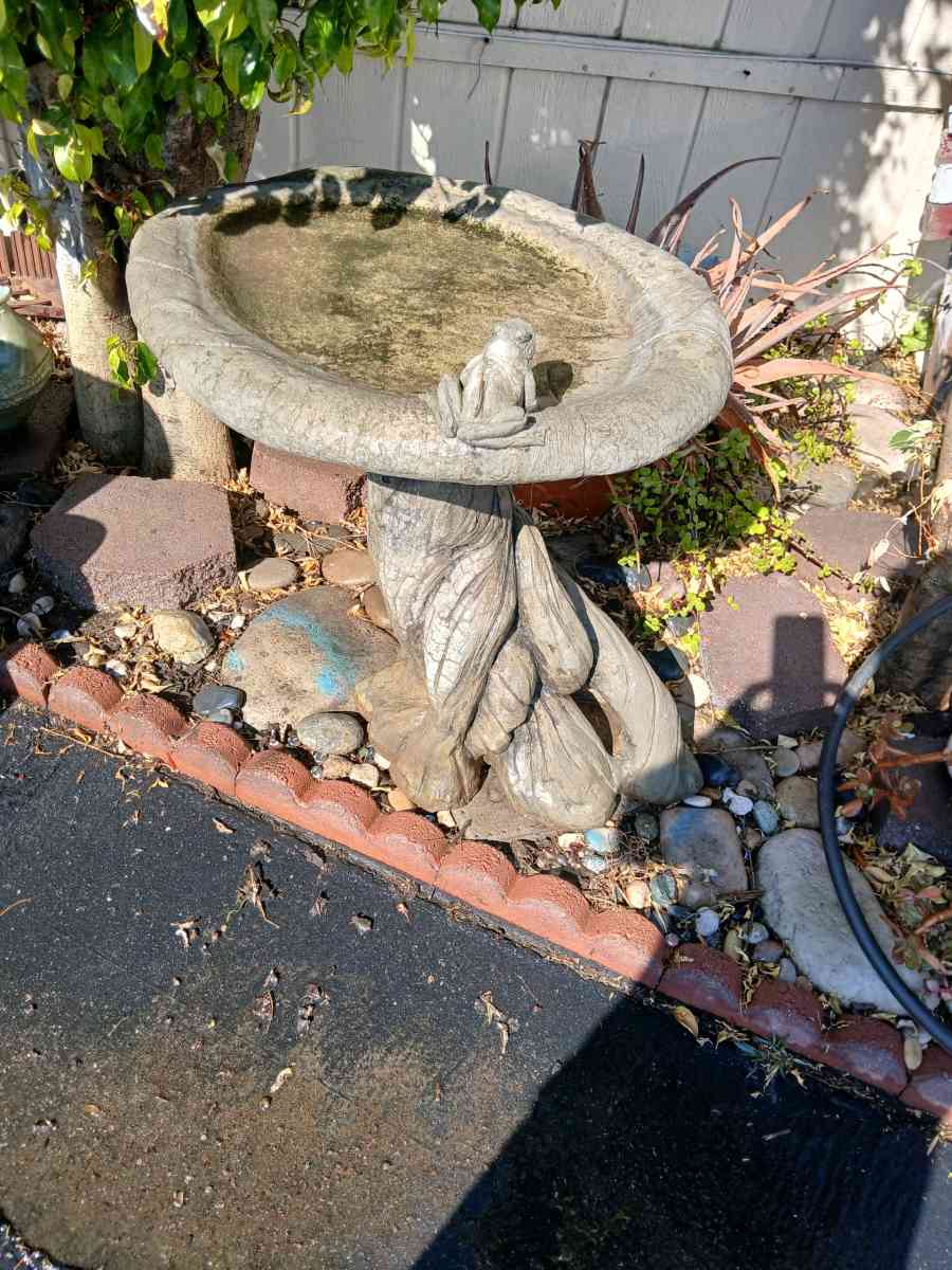 large concrete birdbath - Placentia, California - FleaMarketBay