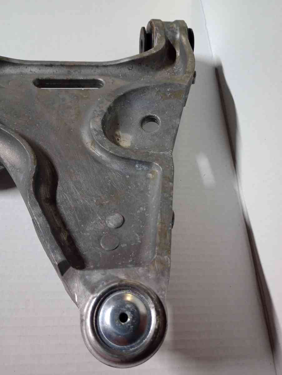 lower control arm 07 Buick lucerne - Ripley, Ohio - FleaMarketBay