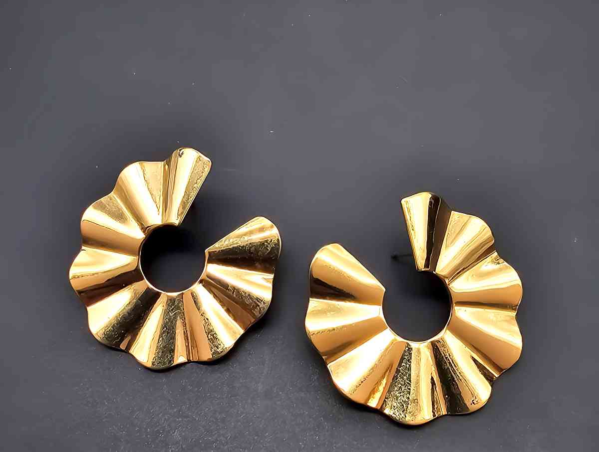 Avon Golden Crescent Stud Earrings - Gladewater, Texas - FleaMarketBay