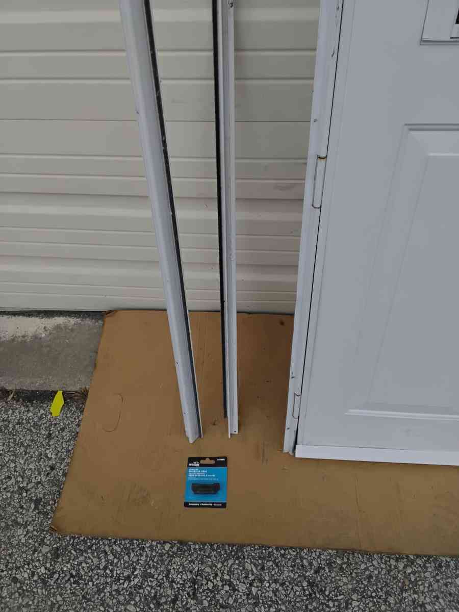 Nice White Storm Door With Screen LH Swing  Like New - Williamstown, New Jersey - FleaMarketBay