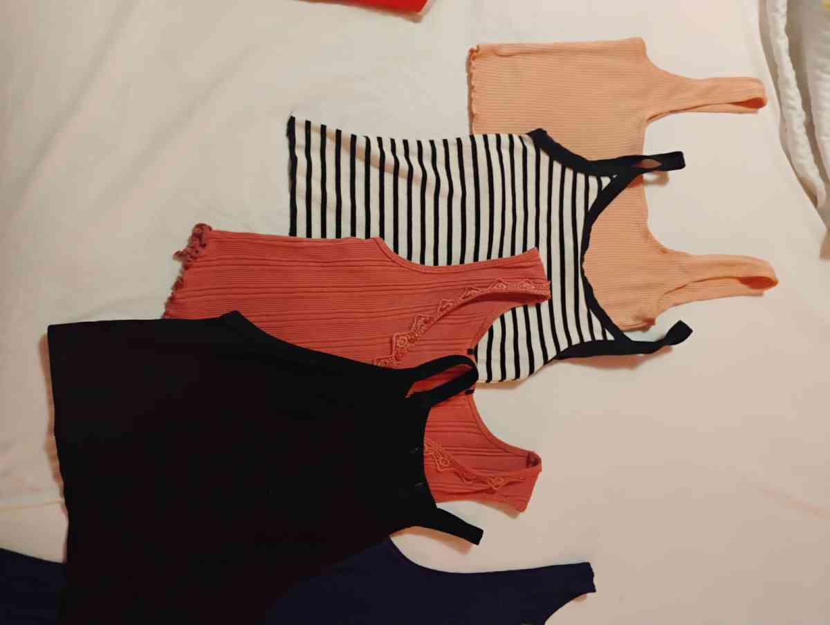 10 female tops M - Toledo, Ohio - FleaMarketBay