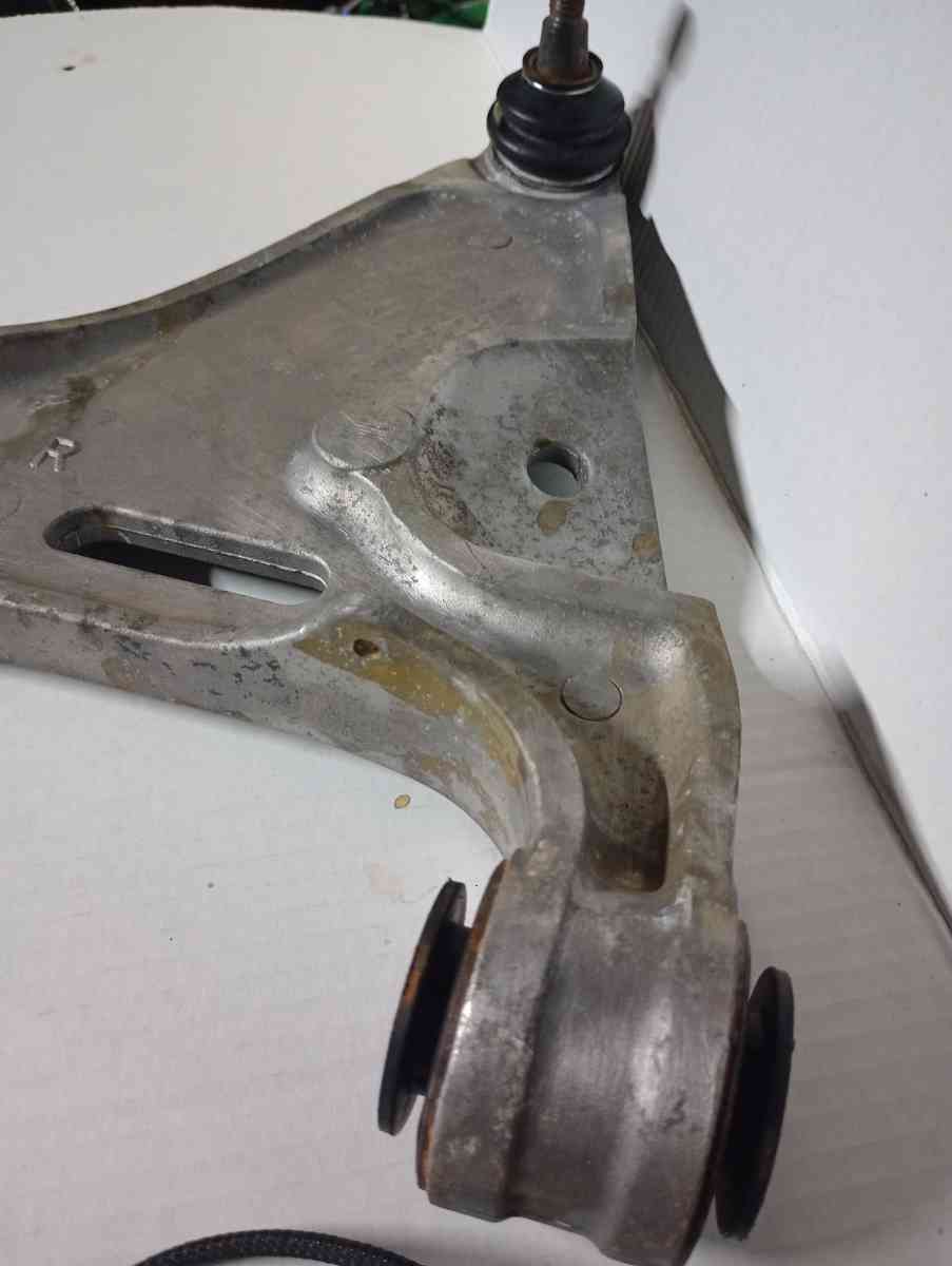 lower control arm 07 Buick lucerne - Ripley, Ohio - FleaMarketBay