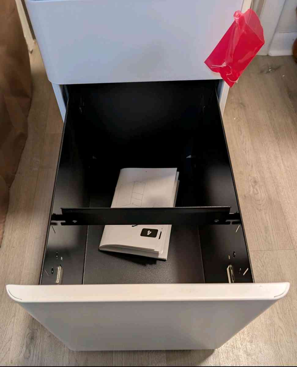 Three drawer lockable vertical filing cabinet - Richfield, Ohio - FleaMarketBay