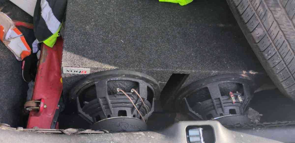 two 12in Rockville subs in box  and a 4000 watt audiobahn am - Kansas City, Kansas