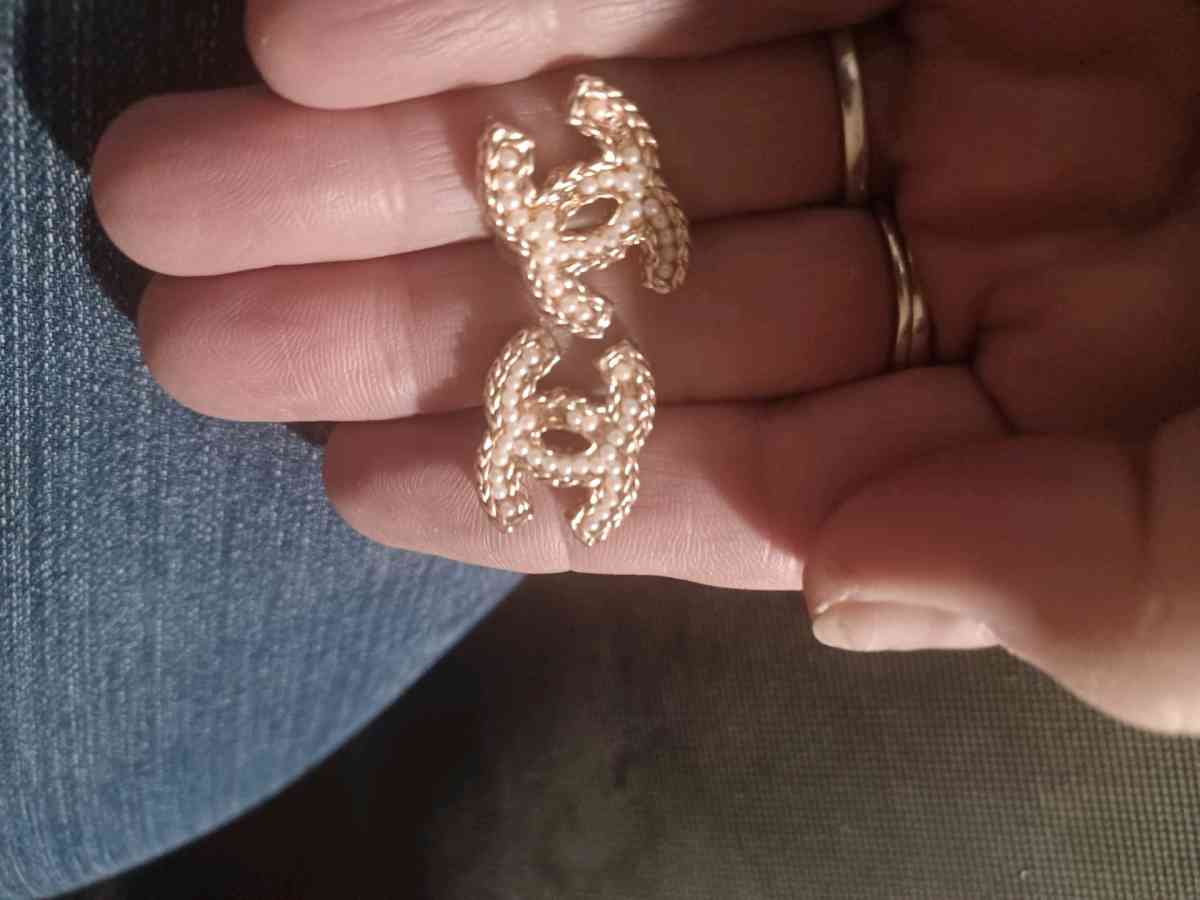 earringsthese are double c earrings super cute real unsure - El Monte, California - FleaMarketBay