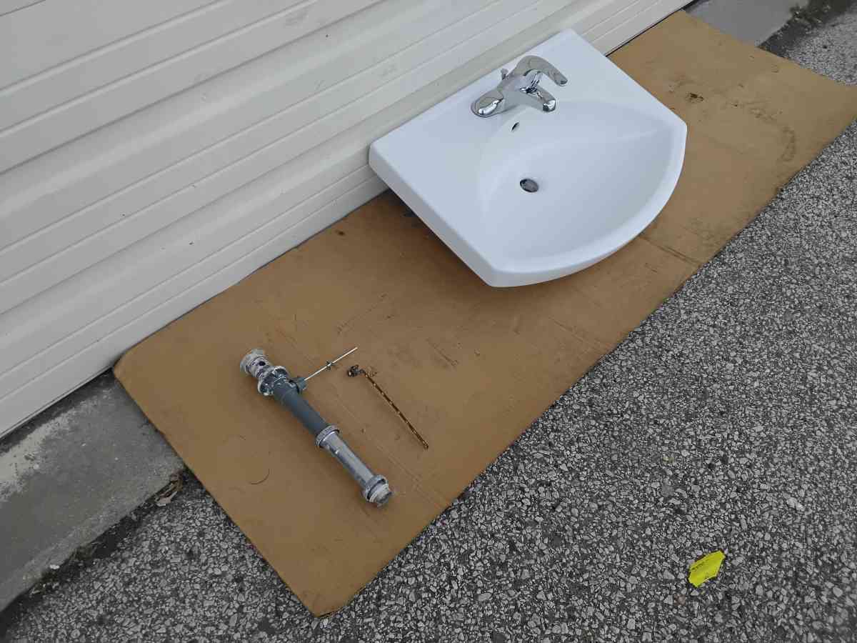 White Bathroom Wall Mount Vanity Sink Plus Faucet Like New - Williamstown, New Jersey - FleaMarketBay