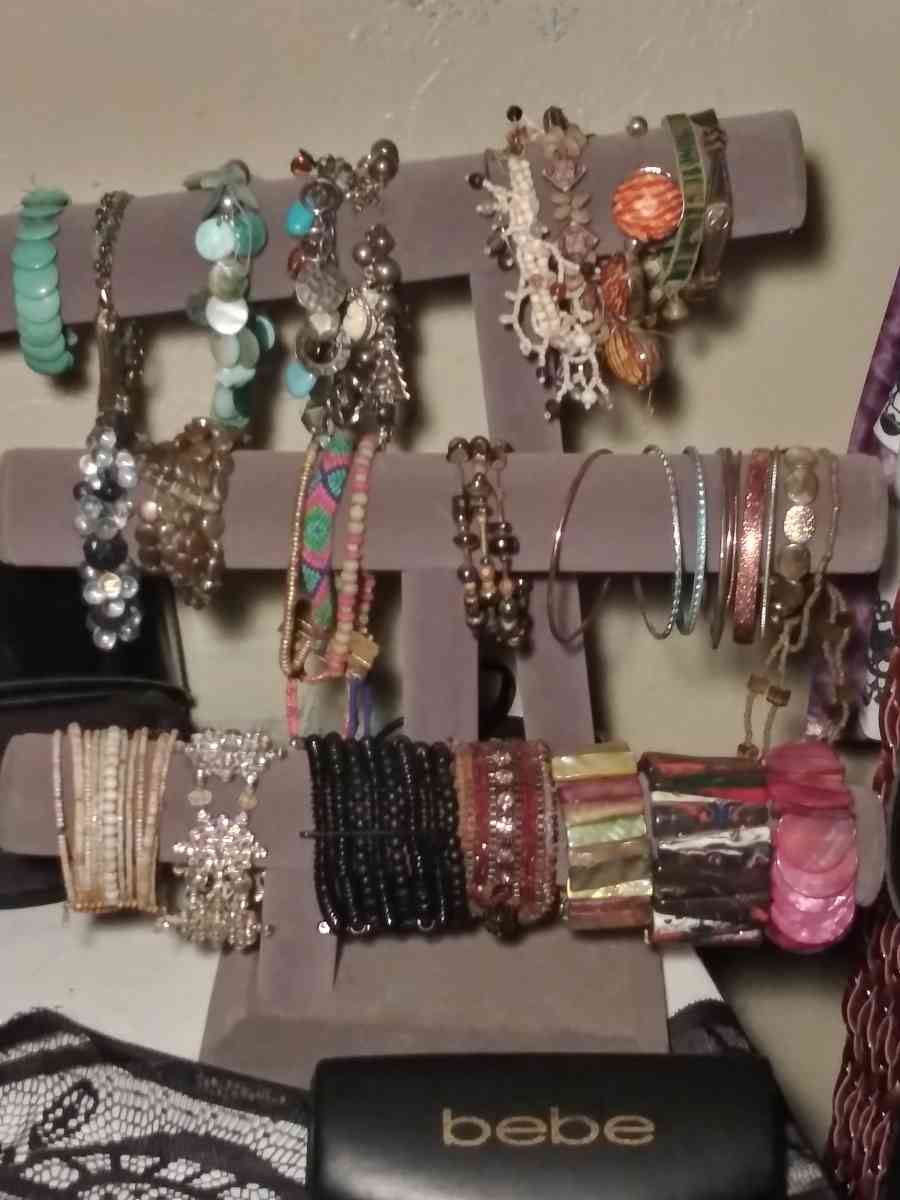 womans earings and neclaus - Plantersville, Texas - FleaMarketBay