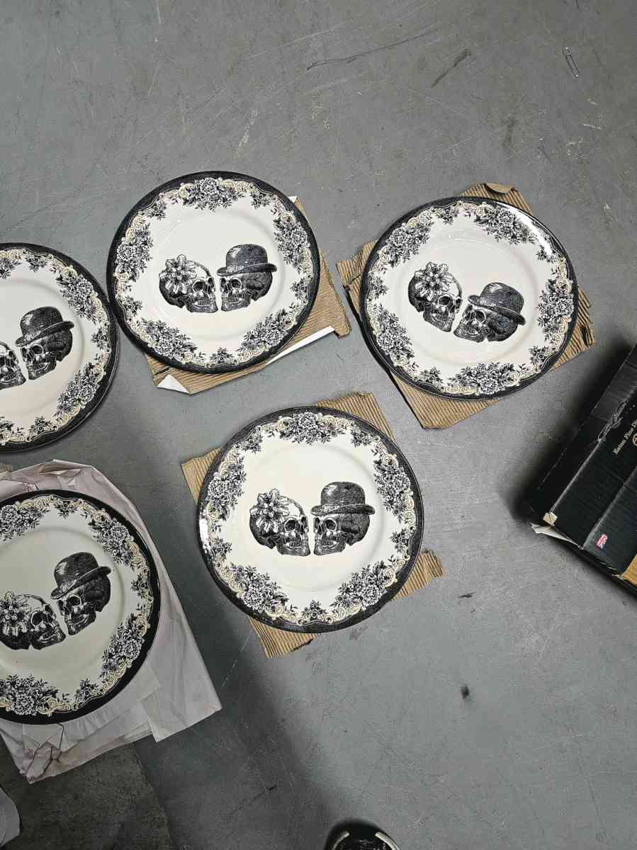 royal stafford skull dinner plates 7pc - Peachtree City, Georgia - FleaMarketBay