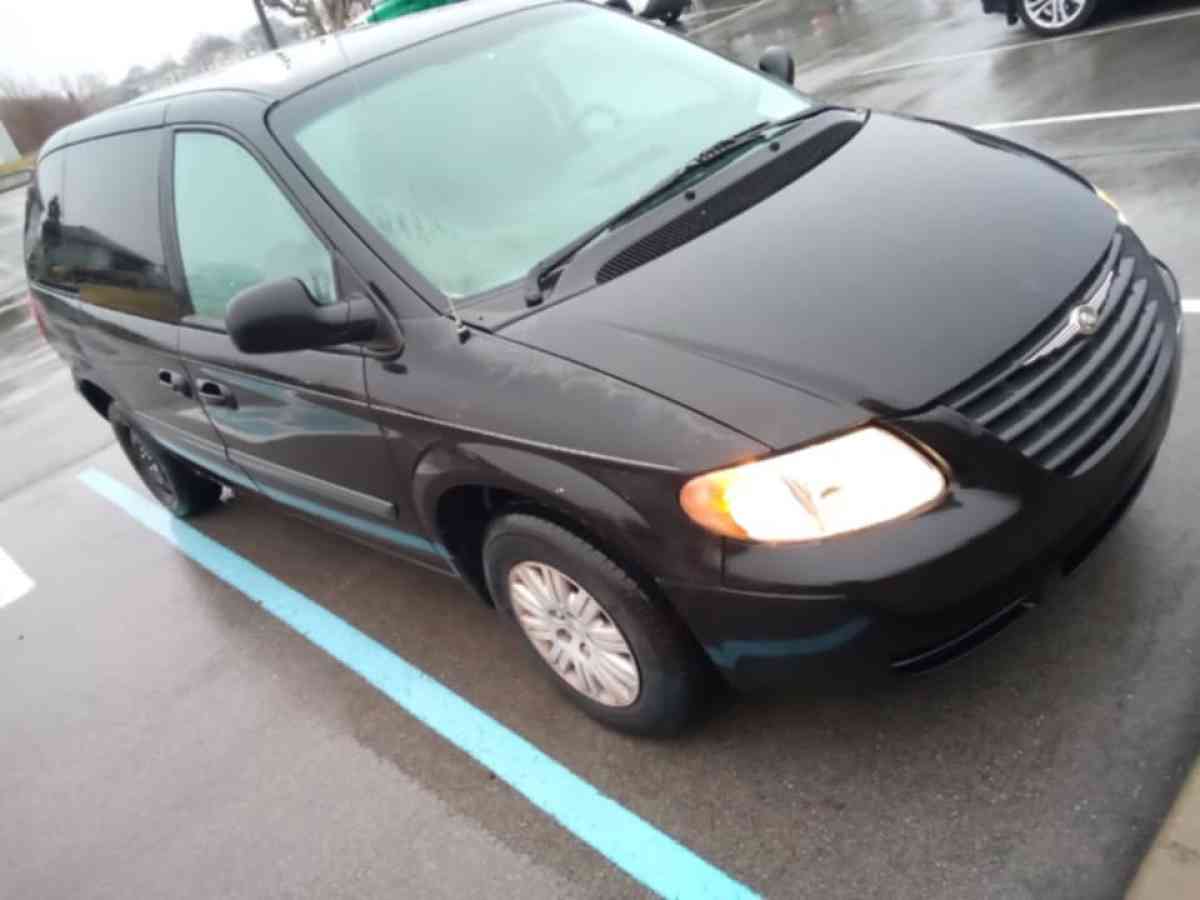 2006 Chrysler town and country minivan - Indianapolis, Indiana - FleaMarketBay