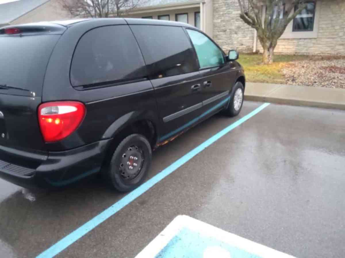 2006 Chrysler town and country minivan - Indianapolis, Indiana - FleaMarketBay