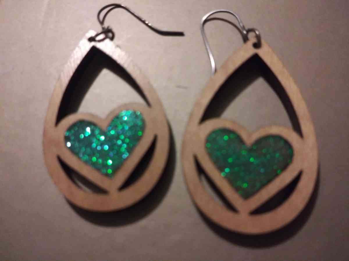 womans earings and neclaus - Plantersville, Texas - FleaMarketBay