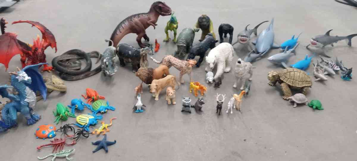 the collection of dinosaurs and more animals - Atherton, California - FleaMarketBay