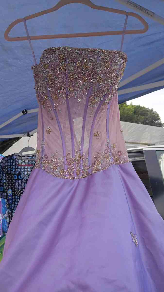 size small quinceaera dress in perfect conditions almost New