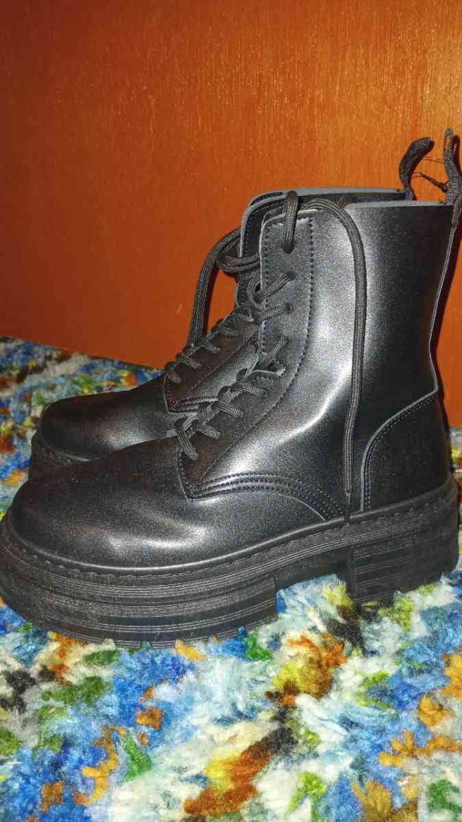 new boots with duration - Max, Minnesota - FleaMarketBay