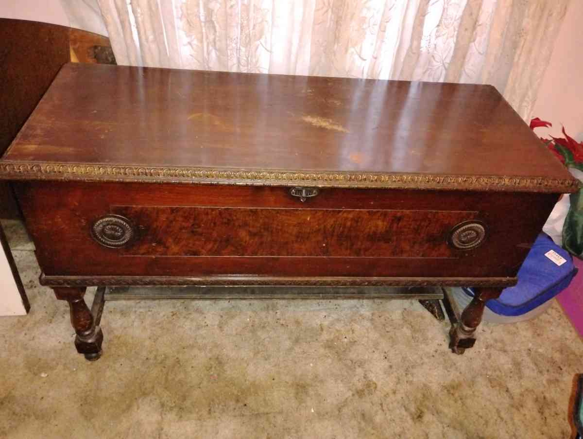 Cedar hope chest - Brook Park, Minnesota - FleaMarketBay