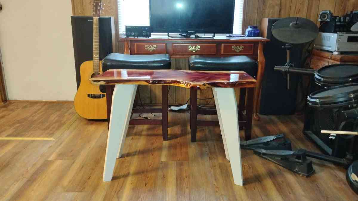 Red Cedar accent table - Valdosta, Georgia - FleaMarketBay