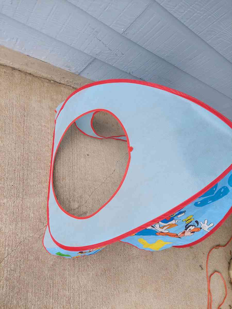 mickey and friends popup tent - Austin, Texas - FleaMarketBay