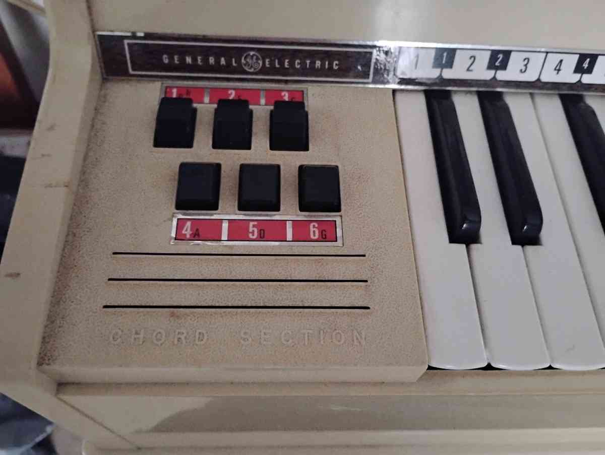 VINTAGE GENERAL ELECTRIC TABLE TOP ORGAN - Spring Hill, Florida