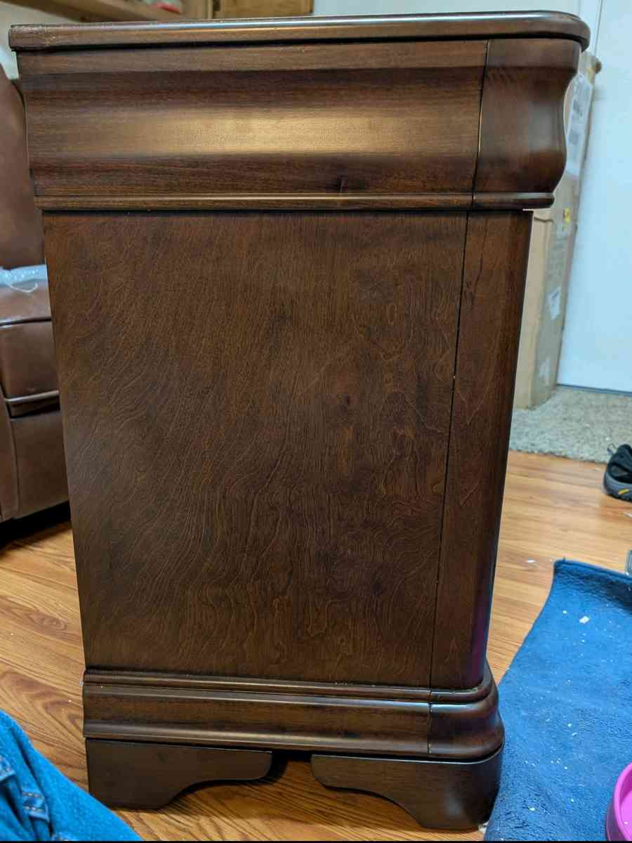 Pocket House Brand 3 Drawer Nightstand - Richfield, Ohio - FleaMarketBay