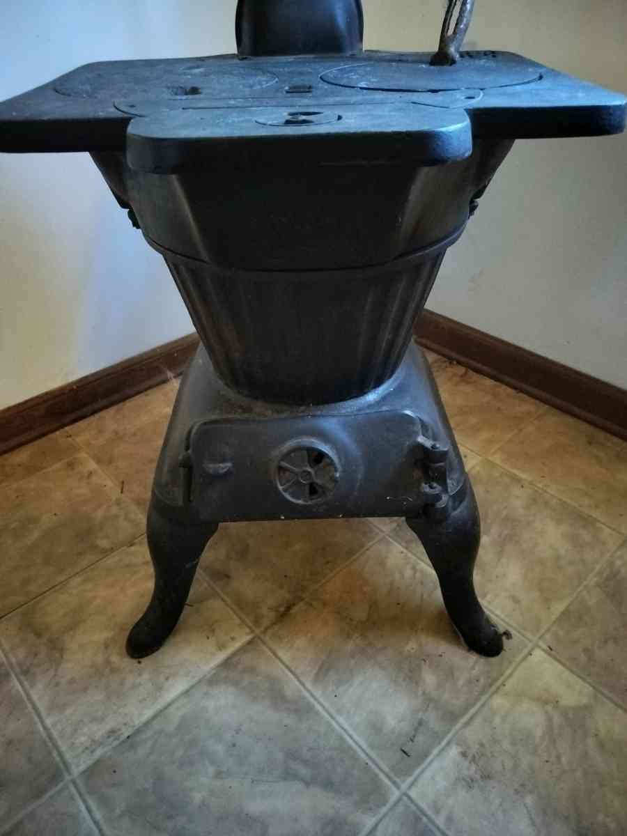 vintage cast iron wood burning Stove - Atlanta, Georgia