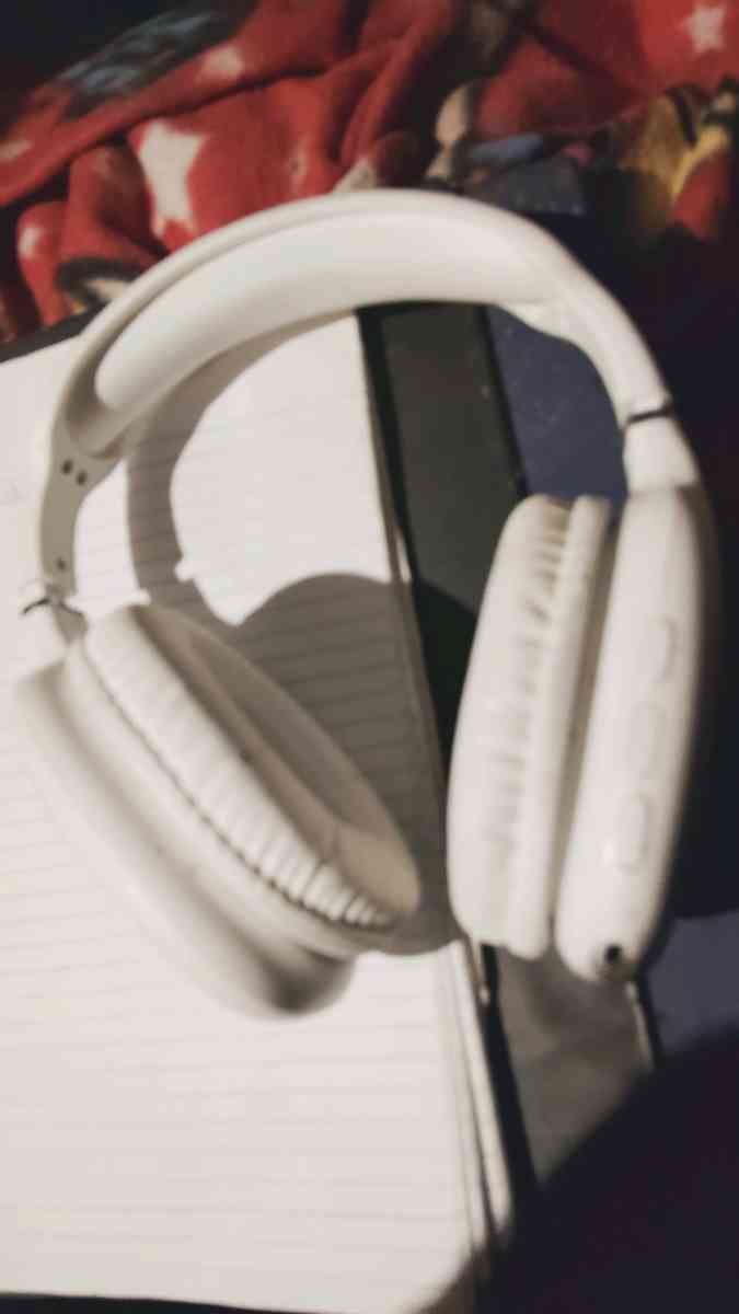 iconic ear phones - Saint Louis, Missouri