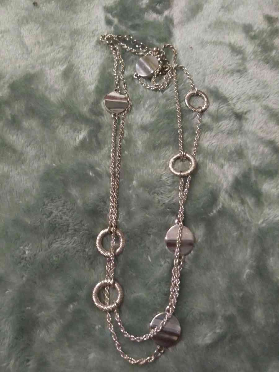 womans earings and neclaus - Plantersville, Texas - FleaMarketBay