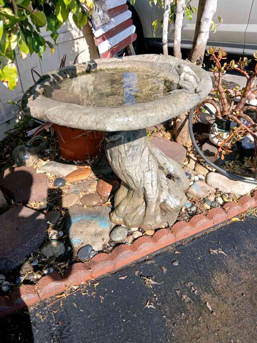 large concrete birdbath - Placentia, California - FleaMarketBay