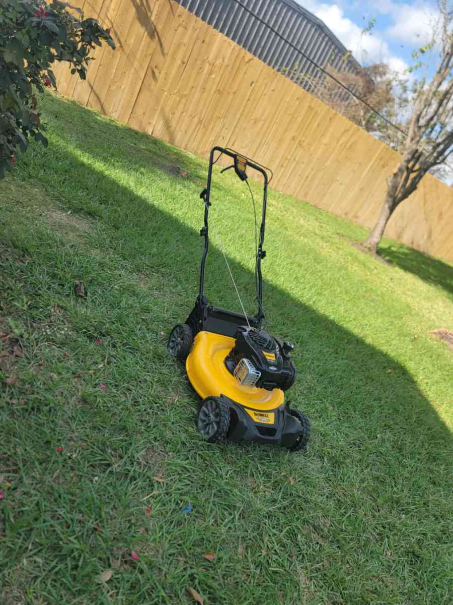 Cortadora de csped USADA de gasolina Dewalt 625ftlbs SelfPro - Houston, Texas - FleaMarketBay