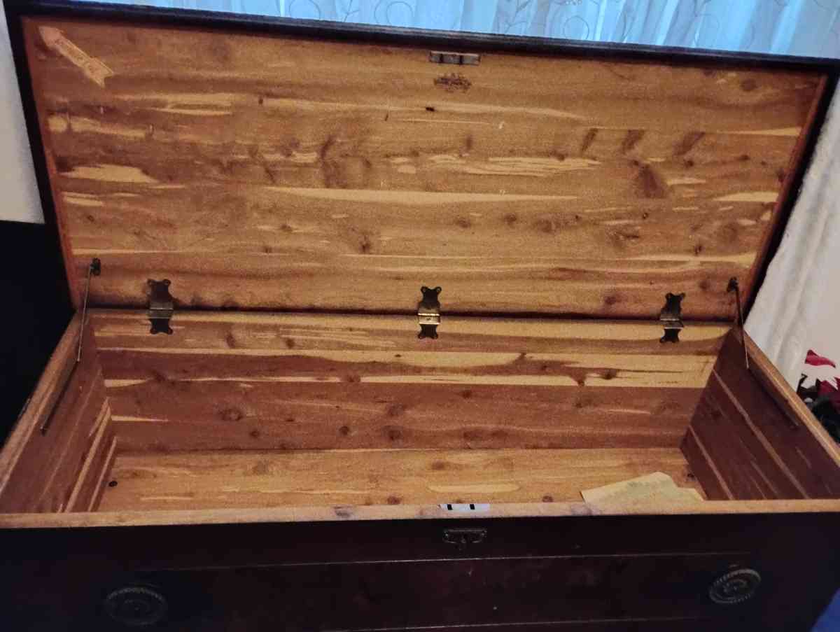Cedar hope chest - Brook Park, Minnesota - FleaMarketBay