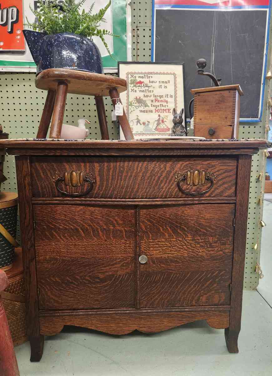 Vintage oak cabinet or washstand in bEaUtiFuL condition