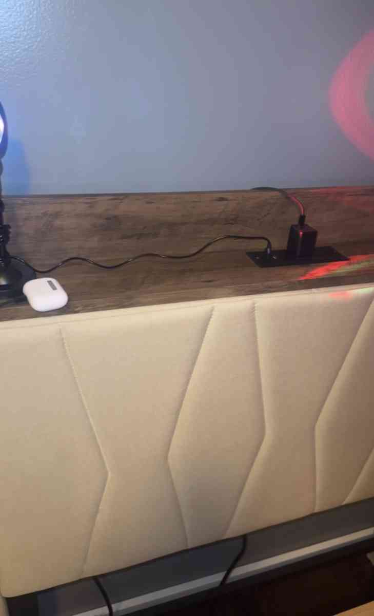 Upholester bed frame - Auburn, Washington - FleaMarketBay